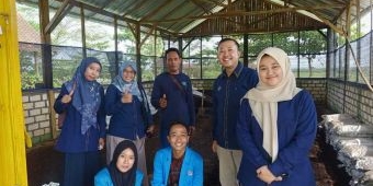 Tim Pengabdian Masyarakat Unirow Tuban Beri Pelatihan Desain Kemasan Pupuk Kascing di Desa Ngawun