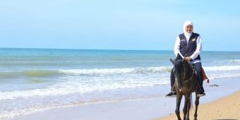 Gubernur Khofifah Nikmati Indahnya Pantai Slopeng Sumenep dengan Berkuda