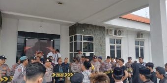 Soal PPS Lerpak, Warga Kembali Gruduk Kantor KPU Bangkalan Diduga Hasil 'Cawe-cawe' Dibuat Dugem,