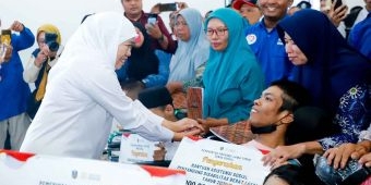 Roadshow Sapa Bansos, Gubernur Khofifah Salurkan Rp8,397 Miliar di Lamongan