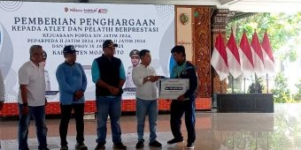 Bupati Mojokerto Serahkan Bonus Atlet Porprov, Minta KONI Bina Lebih Serius