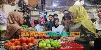 Kunjungi Pasar di Surabaya dan Beri Cek Kesehatan Gratis, Khofifah Tunjukkan Upaya 'Problem Solver'