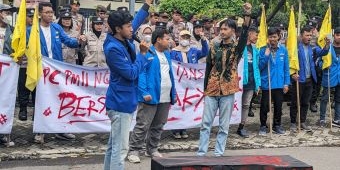 Bawa Kotak Hitam, Puluhan Mahasiswa Demo Kantor Dindikbud Ngawi, Tuntut Usut Kasus Korupsi Hibah