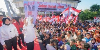 Jalan Sehat di Kota Kediri, Khofifah Tegaskan SMA Sederajat se-Jatim Bebas Pungli