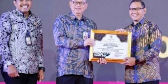 Di E-Purchasing Award 2024, Pj Sekdaprov Jatim Serahkan 30 Piagam Penghargaan