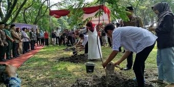 Dinas Lingkungan Hidup Jombang Luncurkan Gerakan 1 Pernikahan 1 Pohon