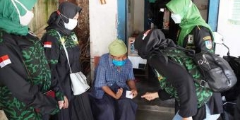 Peringati Hari Kartini, Srikandi GPK Jombang Gelar Baksos Bagi-bagi Sembako