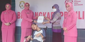 Hari Kesatuan Gerak Bhayangkari ke-68, Istri Wakapolda Jatim Beri Bantuan Penderita Cerebral Palsy