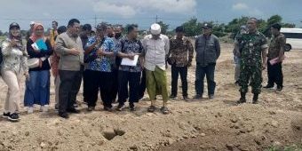 Kunker ke Lokasi Penutupan Saluran Irigasi di Mimbaan, Komisi III DPRD Situbondo Berikan Solusi