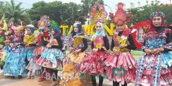 MAN Bangkalan Gelar Fashion Show, Pamerkan Busana Daur Ulang dari Koran dan Kertas