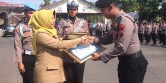 Pjs Wali Kota Pasuruan Serahkan Penghargaan untuk Personel Polri dan Pelajar