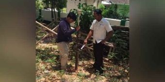 Petugas Ukur Kantah Kabupaten Pasuruan Lakukan Pengukuran Tanah Wakaf di Desa Segoropuro