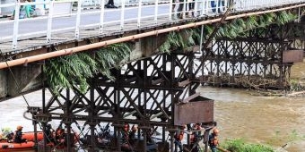 Jaga Kelestarian Cagar Budaya, BPBD Kota Kediri Bersihkan Sampah di Bawah Jembatan Lama