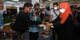 Khofifah Kunjungi ​Pasar Mama-Mama Papua, Pedagang Senang, Berharap Gubernur Jatim Balik Lagi 