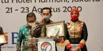 ​Padukan Sains-Spiritual Lawan Covid-19, Gubernur Khofifah Dapat Penghargaan dari Kemenag