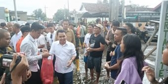 Kunjungi Lokasi Banjir di Tempuran Mojokerto, Gus Barra Bagikan Nasi Bungkus ke Warga