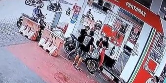 Pria ini Dibogem Pemotor yang Bawa Istri dan Anak di SPBU, Polres Gresik Lakukan Penyelidikan