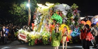 Ribuan Warga Tumpah Ruah Saksikan Surabaya Vaganza Festival of Lights