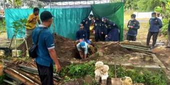 Diduga Meninggal Tak Wajar, Makam Pensiunan Polisi di Jombang Dibongkar