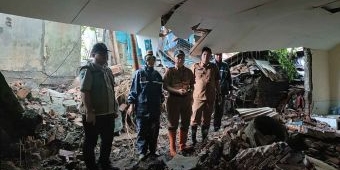 Hujan Deras, Tembok Plaza Batu Ambrol Timpa Kantor Kelurahan Sisir