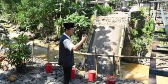 Putus Diterjang Banjir, Bupati Trenggalek Tinjau Kondisi Jembatan Dung Buceng
