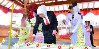 Peringati HUT ke-80 Jawa Timur, Khofifah Ziarah ke Makam Gubernur Soerjo
