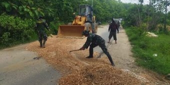 Cegah Laka Lantas, TNI Koramil 0811/12 Bancar Tuban dan Warga Perbaiki Jalanan Rusak