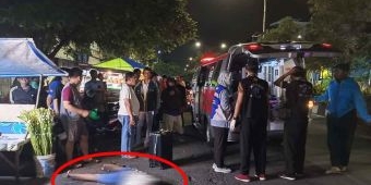 Oleng! Pengendara Motor Asal Kediri Tabrak Lapak Bunga di Pasar Kembang Surabaya