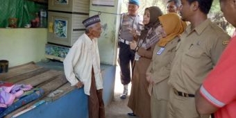 Tinggal di Pemakaman Umum, Mbah Sarmin Akhirnya Dipindahkan