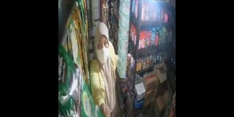 Pura-Pura Jadi Pembeli, Wanita Terekam CCTV Gasak Uang Rp15 Juta di Kios Pasar Pandaan Pasuruan
