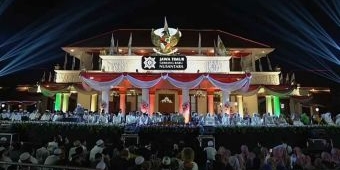 Gubernur Khofifah dan Gus Iqdam Pimpin Jatim Bersholawat di Peringatan Hari Santri 2025