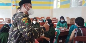 Hadiri Vaksinasi MWC NU Kebomas Gresik, Bupati Gus Yani Semangati Warga dan Petugas Kesehatan