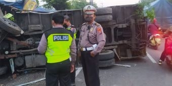 Tabrak Tiang Listrik, Truk Terguling di Jalan Raya Trosobo Sidoarjo