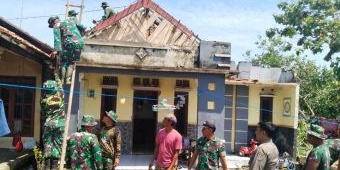 TNI Bantu Warga Semanding Tuban Pulihkan 282 Rumah Rusak Akibat Puting Beliung