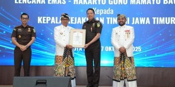 Kajati Jatim Terima Lencana Hakaryo Guno Mamayu Bawono Kota Batu Batu atas Amankan Aset Rp522 M