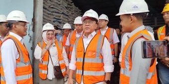 Tinjau Gudang di Jombang, Menko Pangan Zulhas Pastikan Harga Pupuk Turun