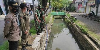Antisipasi Banjir, Babinsa Bersama Tiga Pilar di Benowo Surabaya Tinjau Saluran Air