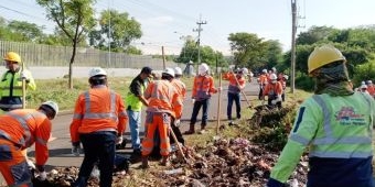 Peringati Hari Lingkungan Hidup, PT SBI Tuban Bersih Sampah dan Tanam Pohon di Desa Karangasem