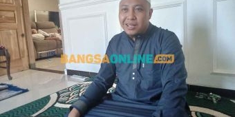 Berdoa di Makam Nabi, Ketua DPRD Kota Probolinggo Dapat Sandal