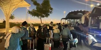 penjelasan-petugas-haji-soal-jemaah-demensia-saat-tiba-di-bandara-madinah