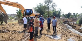 Pj Wali Kota Probolinggo Tinjau Proyek Pembangunan Bronjong Sungai Kedunggaleng