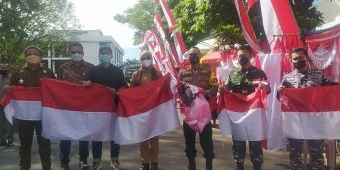 Forkopimda Banyuwangi Borong Bendera Merah Putih
