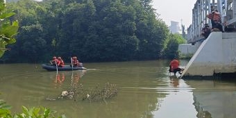 Terpeleset dari Jembatan KA, Pemancing Asal Benowo Hilang Terseret Arus Kali Lamong