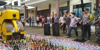 Jelang Nataru, Polres Jombang Musnahkan Ribuan Botol Miras Berbagai Merek