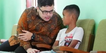 Temui Anak Usia 8 Tahun Belum Sekolah dan Tak Punya Akta Lahir, Bupati Kediri Lakukan Hal ini