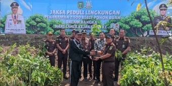 Kejari Kota Madiun Sumbangkan Ribuan Pohon Buah untuk Pemkot Madiun