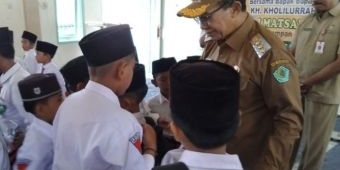 Tinjau Pelaksanaan MBG di SDI Matsaratul Huda, Bupati Pamekasan Ikut Makan Bareng Siswa