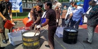 Kejari Jombang Bakar Ganja dan Hancurkan Sabu dengan Blender
