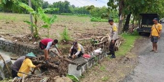 Polisi Bersama Warga Bersihkan Limbah Penyumbat Saluran Air di Ngawi