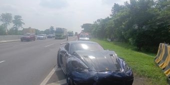 Diduga Ugal, Porsche Tabrak Mobil Minibus Berisi Satu Keluarga hingga Terbalik di Tol Sidoarjo